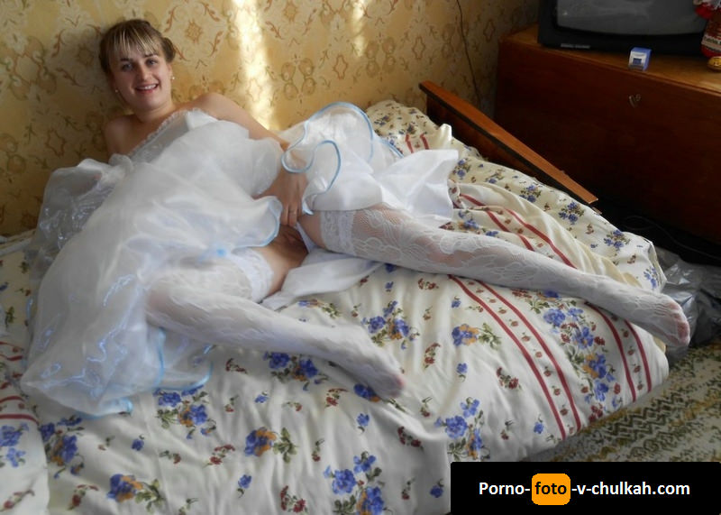 Прелестна русская блонда красиво позирует раком на кровати, выставляя свои упругие дырочки