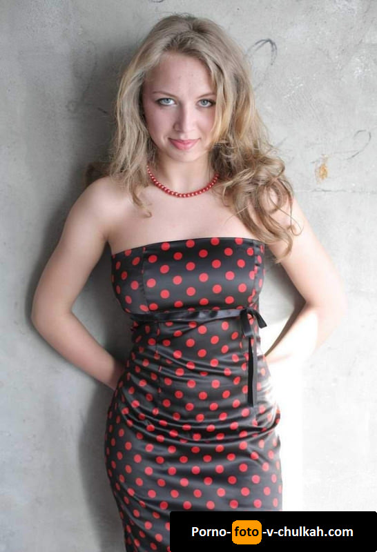 Сексуальная русская блондиночка приподнимает платье, а там нету трусиков, а только бритая пизда!