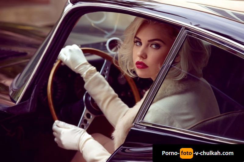 Опасная и жгучая блонда позирует в крутой машине, раздвигая ножки и показывая киску с долей волос