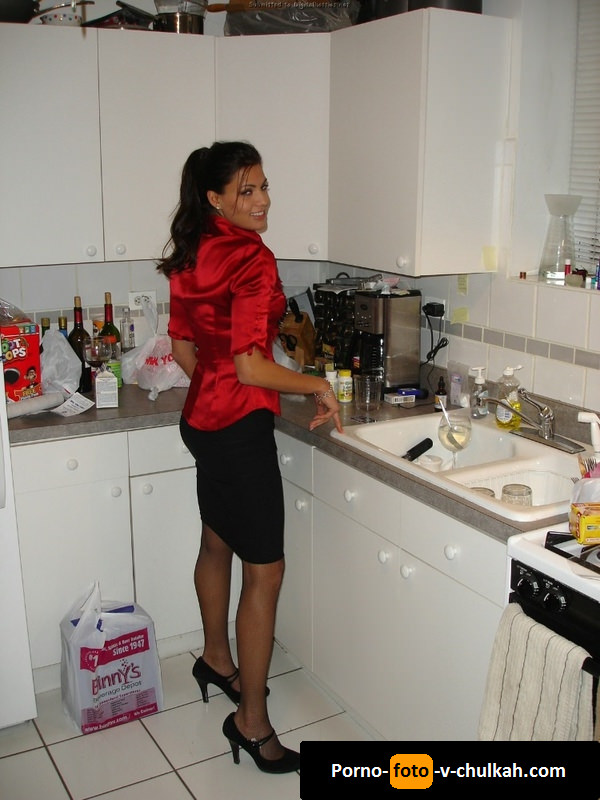 Аппетитная домохозяйка одевает разные виды эротичного белья, выставляя свои булки на кухне