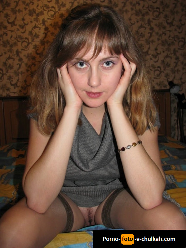 Молодая русская шатенка бесстыже показала свою эротичную стрижку пизды на домашнем фотосете