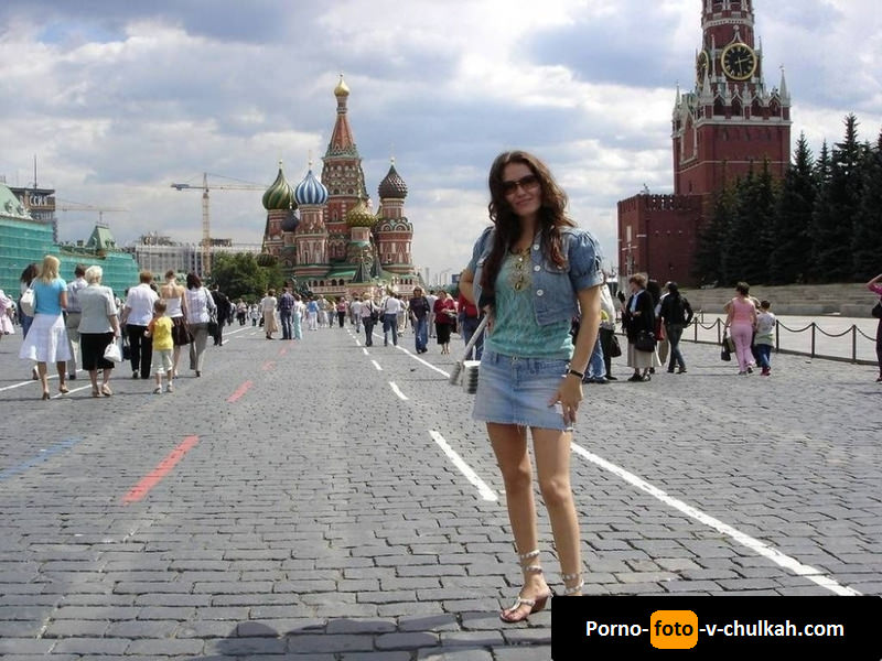 Самый откровенный фотосет, на котором москвичка демонстрирует свою киску на улице и в подъезде